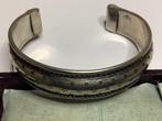 MOOI BEWERKTE KLEM ARMBAND UIT OUDE DOOS, Verzenden, Armband