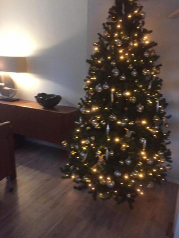 Hele mooie volle kunstkerstboom ca. 2,50mtr hoog. beschikbaar voor biedingen