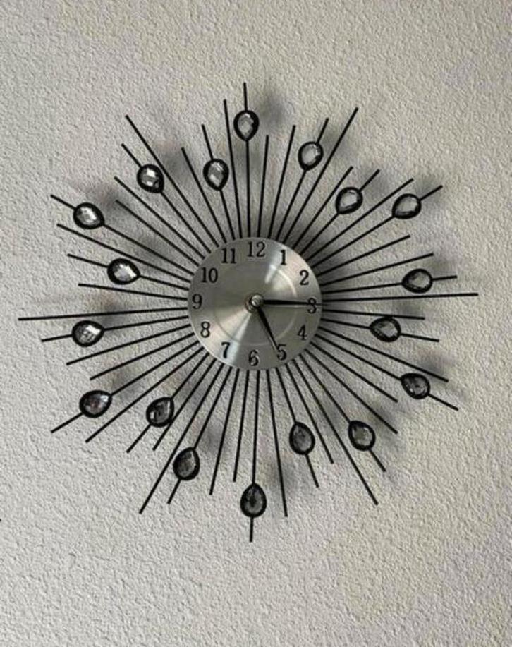 Industriële WANDKLOK in bloemvorm met strass-diamanten, Huis en Inrichting, Woonaccessoires | Klokken, Zo goed als nieuw, Ophalen of Verzenden