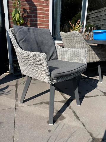 Tuinset: tafel met 4 stoelen beschikbaar voor biedingen