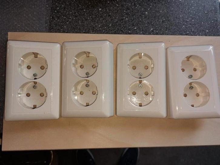 Stopcontact, Gira, opbouw, standaard 55, randaarde., Doe-het-zelf en Verbouw, Elektra en Kabels, Zo goed als nieuw, Stopcontact