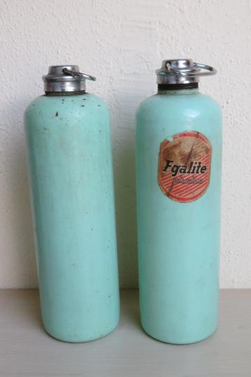 Vintage pastel groene Egalite metalen kruiken, 2 stuks beschikbaar voor biedingen