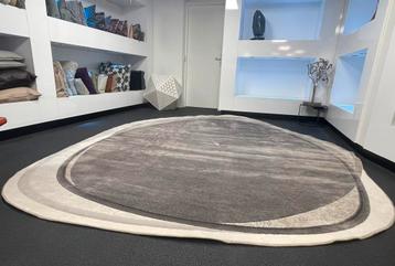 Leolux Pode Shallow tapijt Mud 280 x 380 showmodel beschikbaar voor biedingen