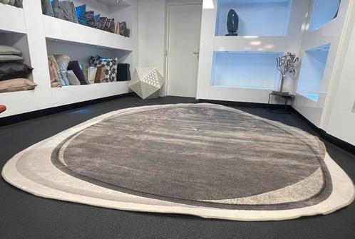 Leolux Pode Shallow tapijt Mud 280 x 380 showmodel, Huis en Inrichting, Stoffering | Tapijten en Kleden, Zo goed als nieuw, 200 cm of meer