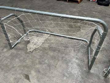 Twee stevige metalen voetbaldoeltjes beschikbaar voor biedingen