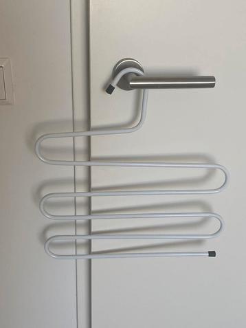 Gratis 6 Kledinghangers - broekhangers beschikbaar voor biedingen