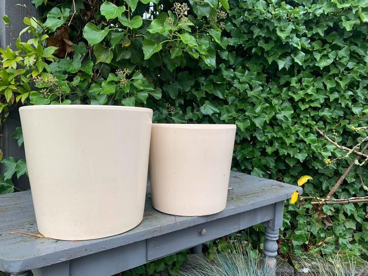 Set van 2 beige bloempotten, Tuin en Terras, Bloempotten, Zo goed als nieuw, Kunststof, Binnen, Minder dan 40 cm, Minder dan 25 cm