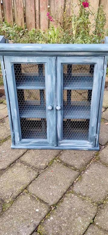 Super leuk aanrecht of wandkastje (met 9 raampjes)(brocante) beschikbaar voor biedingen