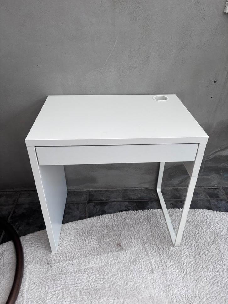 MICKE bureau van Ikea wit, Huis en Inrichting, Tafels | Sidetables, Zo goed als nieuw, 25 tot 50 cm, 50 tot 100 cm, Rechthoekig
