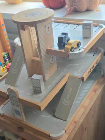 Houten Autogarage Speelgoed beschikbaar voor biedingen