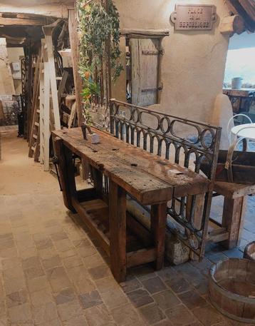 oude werkbank met mooie donkerbruine kleur en doorleefd blad beschikbaar voor biedingen