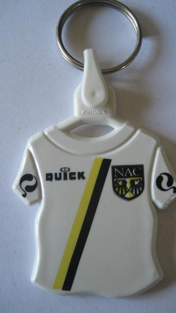 Oude sleutelhanger NAC met leeuwenlogo beschikbaar voor biedingen