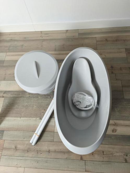 LUMA babybadje met standaard, luieremmer en babyzitje (ZGAN), Kinderen en Baby's, Badjes en Verzorging, Zo goed als nieuw, Badje