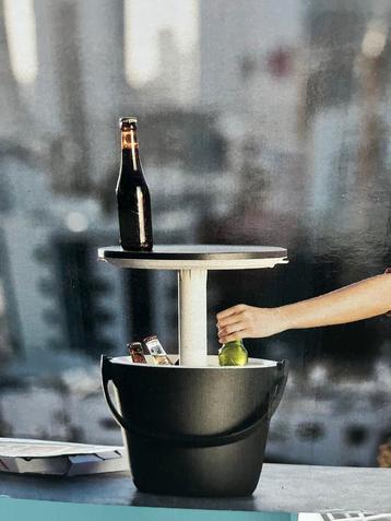 Koelbox en tafel in 1 beschikbaar voor biedingen