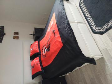 Prachtig 2 persoons bed 1.80.x 200  bijna nieuw !! beschikbaar voor biedingen