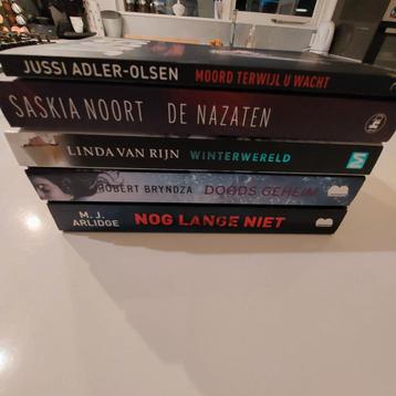 5x Thriller van verschillende schrijvers. beschikbaar voor biedingen