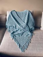 Omslagdoek gehaakt nieuw lichtblauw, Sinterklaas kado, Kerst, Ophalen of Verzenden, Nieuw, Maat 46/48 (XL) of groter, Sjaal