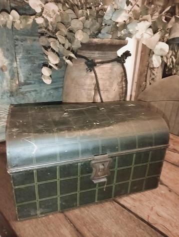 Brocante ijzeren metalen kist broodtrommel beschikbaar voor biedingen