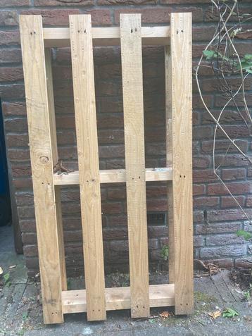 Houten pallet beschikbaar voor biedingen