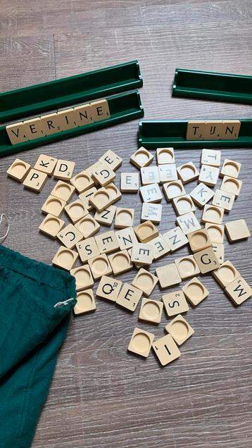 Scrabble letters met bordjes beschikbaar voor biedingen