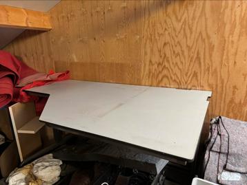 Nette bureau tafel hoekbureau beschikbaar voor biedingen