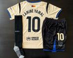 FC BARCELONA TENUE UIT 25/26, Sport en Fitness, Voetbal, Maat XS of kleiner, Ophalen of Verzenden, Nieuw, Set