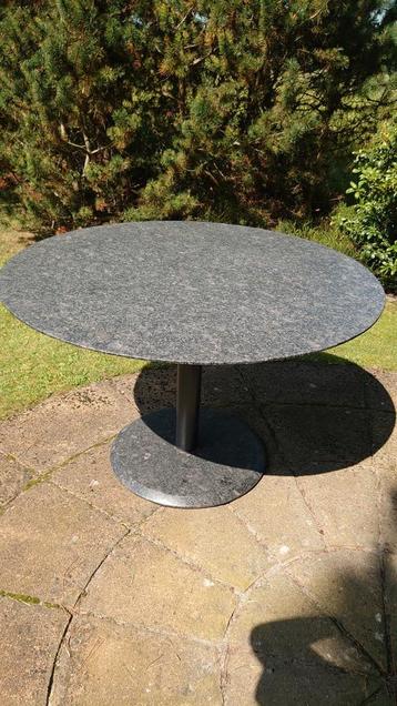 Mooie graniet tafel rond 120 doorsnede  beschikbaar voor biedingen