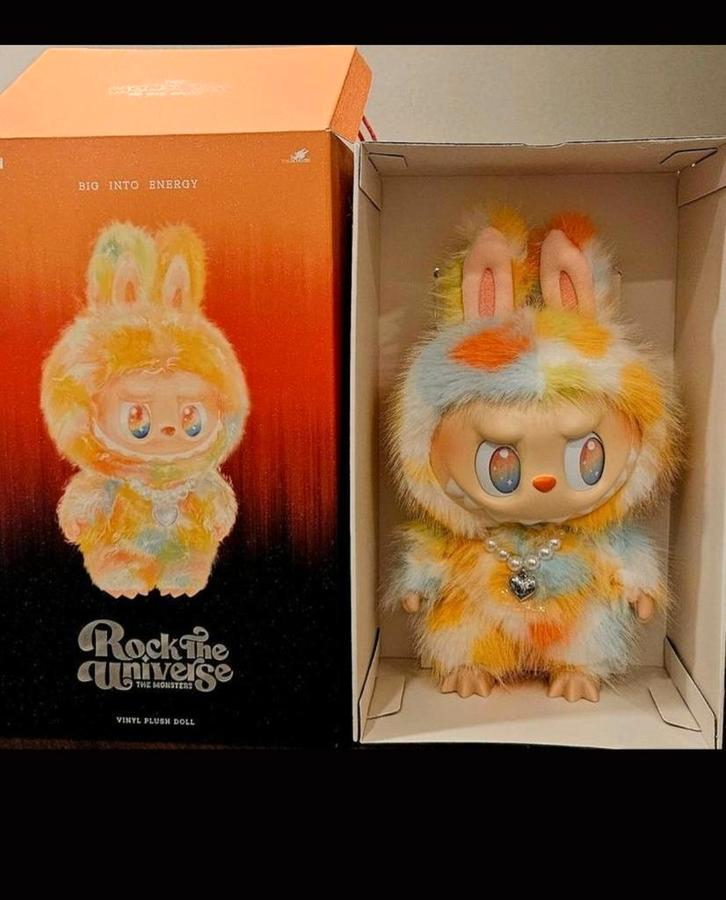 Labubu Rock the Universe" 37 cm hoge vinyl pluchen pop uit P, Verzamelen, Poppetjes en Figuurtjes, Nieuw, Ophalen of Verzenden