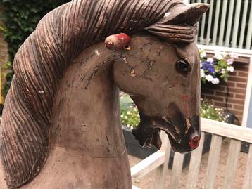 Een lief paardje zoek een warme stal beschikbaar voor biedingen