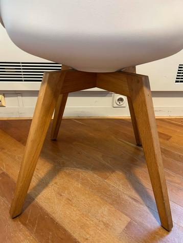 8 Witte Kuipstoelen met Houten Poten beschikbaar voor biedingen
