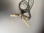 Bijzondere hanger aan koord - Ivoor look, Sieraden, Tassen en Uiterlijk, Met hanger, Kunststof, Beige, Ophalen of Verzenden