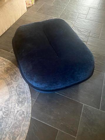 Polspotten hocker nieuwstaat 105X85CM beschikbaar voor biedingen