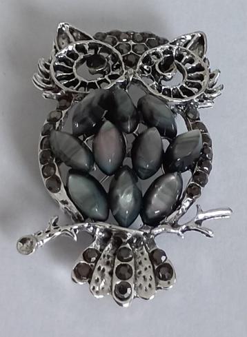 Uiltje broche beschikbaar voor biedingen