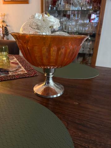 Oranje Schaal op Voet beschikbaar voor biedingen