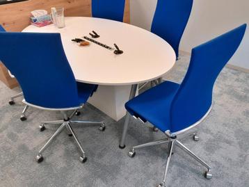 Ahrend verstelbare bureau-/ vergaderstoel beschikbaar voor biedingen
