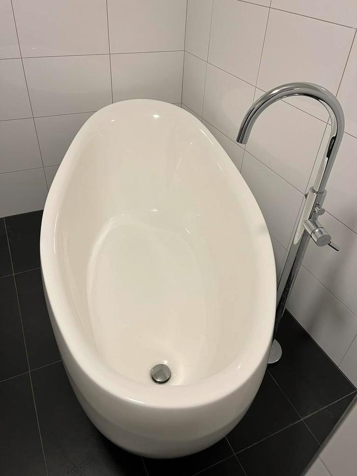 Vrijstaande acryl design badkuip, Huis en Inrichting, Badkamer | Badkamermeubels, Zo goed als nieuw, Ophalen