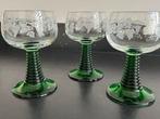 Vintage grote Wijnglazen met groene voet en Druivenmotief, Antiek en Kunst, Antiek | Glas en Kristal, Ophalen of Verzenden