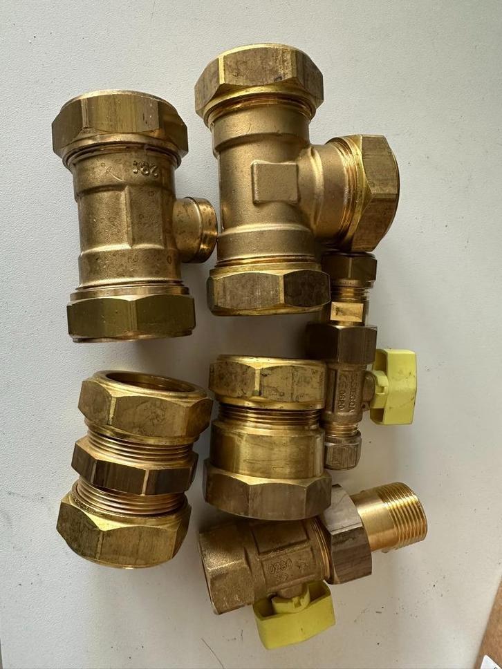 18x diverse knelfittingen fittingen messing o.a. gas, Doe-het-zelf en Verbouw, Metalen, Koper of Messing, Ophalen of Verzenden