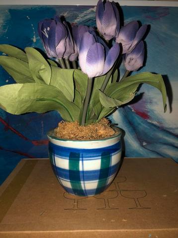 Vaasje met kunstbloemen beschikbaar voor biedingen