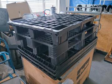 12 gebruikte kunstof pallets 120x80cm beschikbaar voor biedingen
