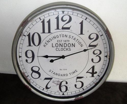 Metalen Wandklok Kensington Station London Stationsklok 58cm, Huis en Inrichting, Woonaccessoires | Klokken, Zo goed als nieuw