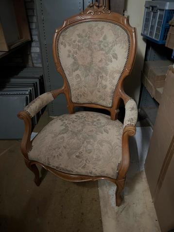 Antieke Louis XIII Fauteuil met Bloemmotief beschikbaar voor biedingen