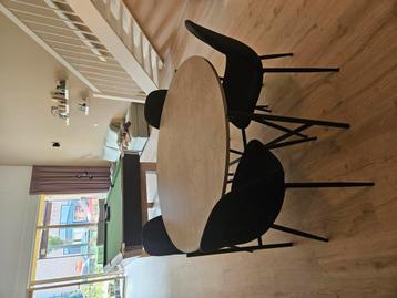 Ronde eettafel met 4 stoelen beschikbaar voor biedingen
