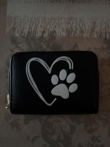 Leuke zwarte portemonnee met pootafdruk beschikbaar voor biedingen