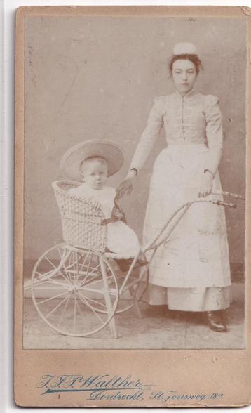 cdv dienstbode met kind in wandelwagen Walther Dordrecht beschikbaar voor biedingen