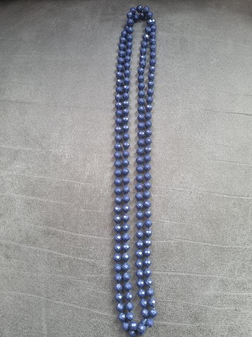 Donker blauw lange ketting donkerblauw (voor goed doel), Sieraden, Tassen en Uiterlijk, Kettingen, Gebruikt, Overige materialen