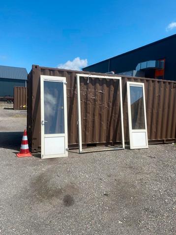 Aluminium kozijn met openslaande deuren. beschikbaar voor biedingen