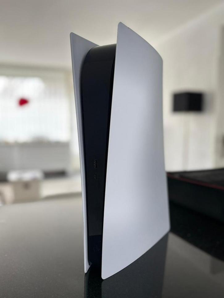 [FOR SALE] PS5 ORIGINAL DIGITAL EDITION + ACCESSORIES, Spelcomputers en Games, Spelcomputers | Sony PlayStation 5, Zo goed als nieuw