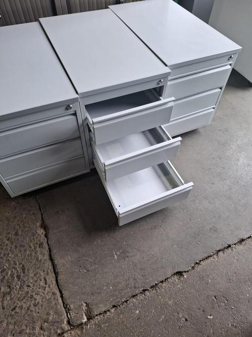 Nette licht grijze metalen ladeblokken met  2 of 3 lades, Huis en Inrichting, Kasten | Roldeurkasten en Archiefkasten, Gebruikt