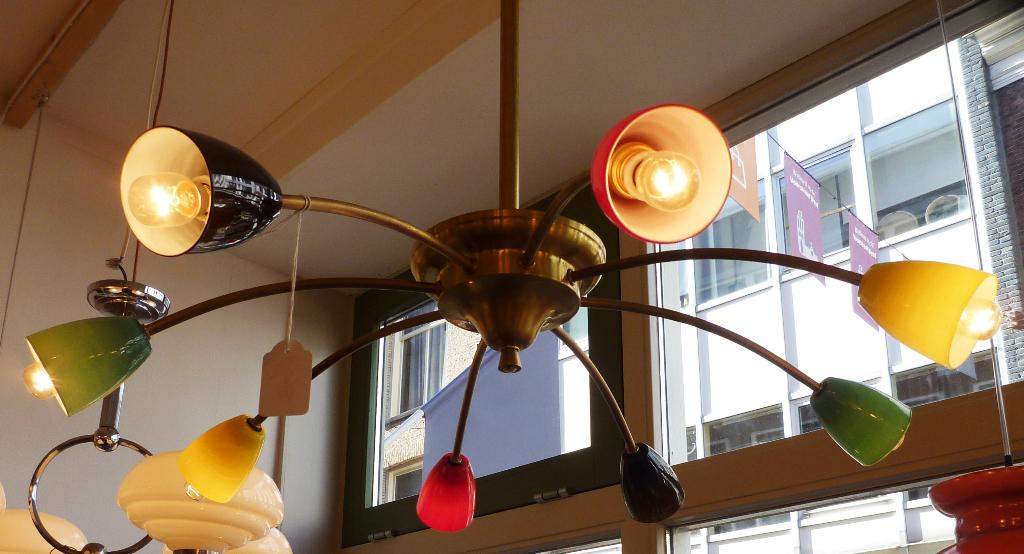 Uitzonderlijk lamp met 8 armen en kapjes in 4 kleuren., Vintage, Ophalen of Verzenden, Zo goed als nieuw, Glas